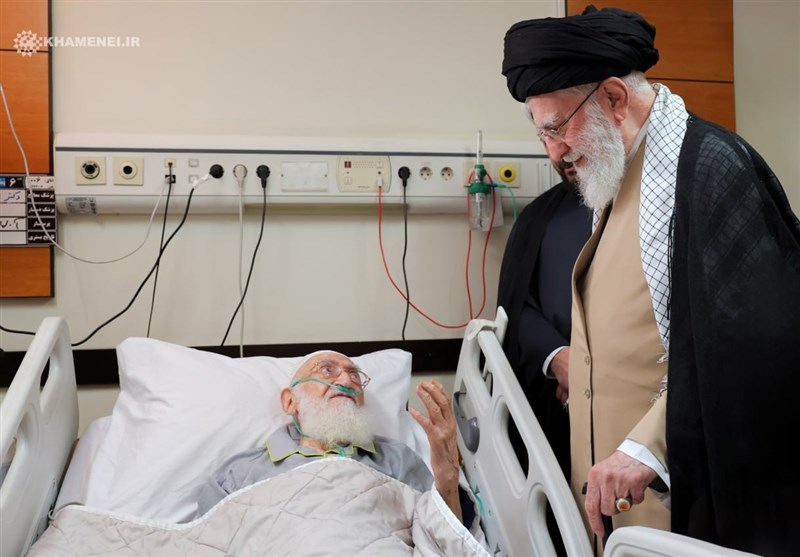عیادت امام خامنهای از آیتالله نوریهمدانی عیادت امام خامنهای از آیتالله نوریهمدانی