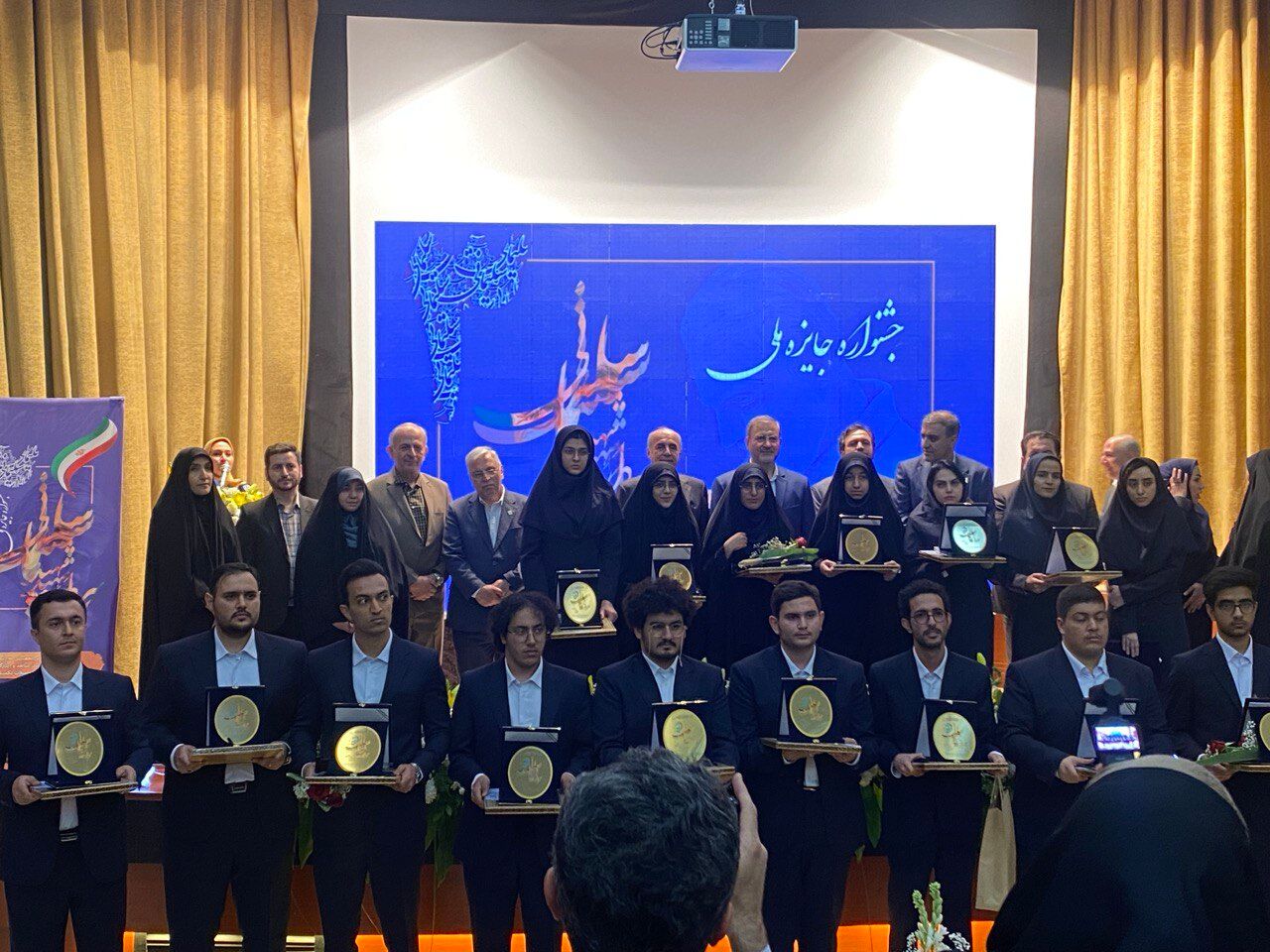 تجلیل از ۲۶ دانشجوی برتر ایثارگر بدون دریافت سهمیه کنکور تجلیل از ۲۶ دانشجوی برتر ایثارگر بدون دریافت سهمیه کنکور