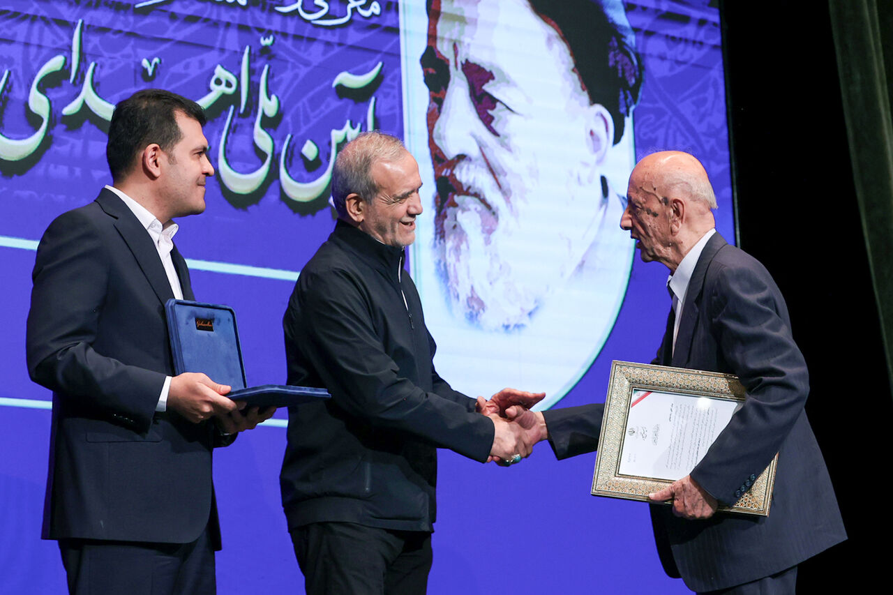 تجلیل از دانشمندان ممتاز با اهدای جایزه علامه طباطبایی تجلیل از دانشمندان ممتاز با اهدای جایزه علامه طباطبایی
