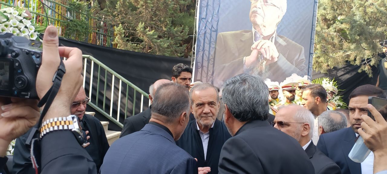 حضور رئیس جمهور در مراسم تشییع خیر مدرسه ساز حضور رئیس جمهور در مراسم تشییع خیر مدرسه ساز