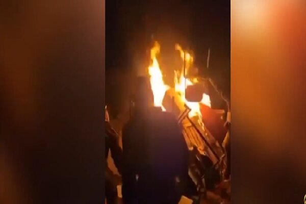 مردم سوریه بستههای صهیونیست را به آتش کشیدند مردم سوریه بستههای صهیونیست را به آتش کشیدند