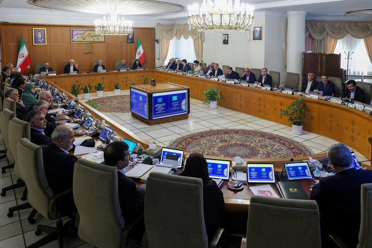 عدهای با تخریب دولت، کشور را فدای جناح میکنند عدهای با تخریب دولت، کشور را فدای جناح میکنند
