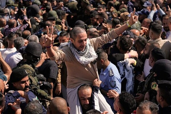 اسرای فلسطینی از زندان صهیونیستها آزاد شدند اسرای فلسطینی از زندان صهیونیستها آزاد شدند