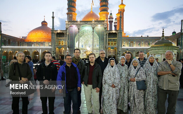 گردشگران آمریکایی در حرم حضرت معصومه(س) گردشگران آمریکایی در حرم حضرت معصومه(س)