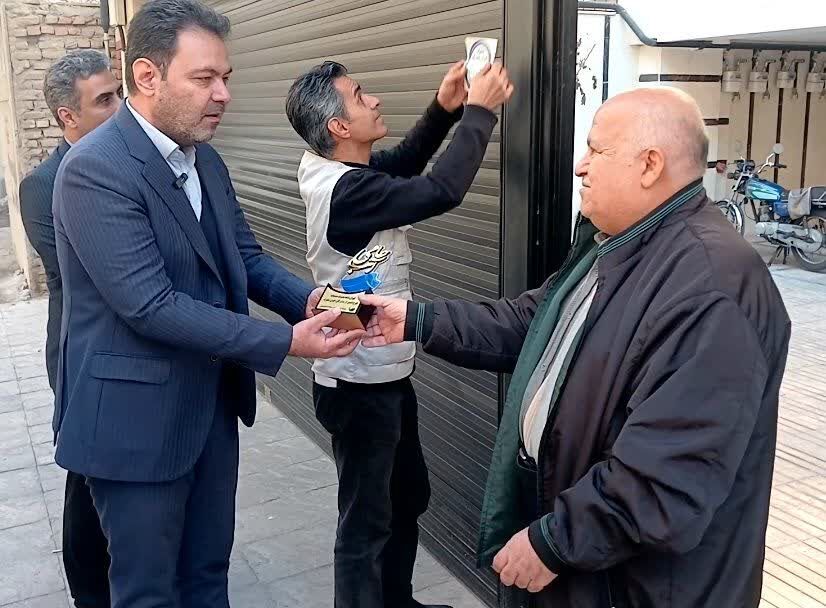 تشویق مصرف بهینه آب با اهدای لوح «حامی آب» تشویق مصرف بهینه آب با اهدای لوح «حامی آب»