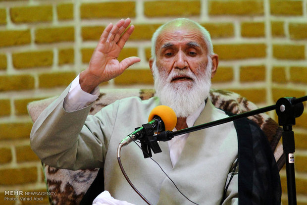 وقتی عمامه با لباس کار عوض میشود وقتی عمامه با لباس کار عوض میشود